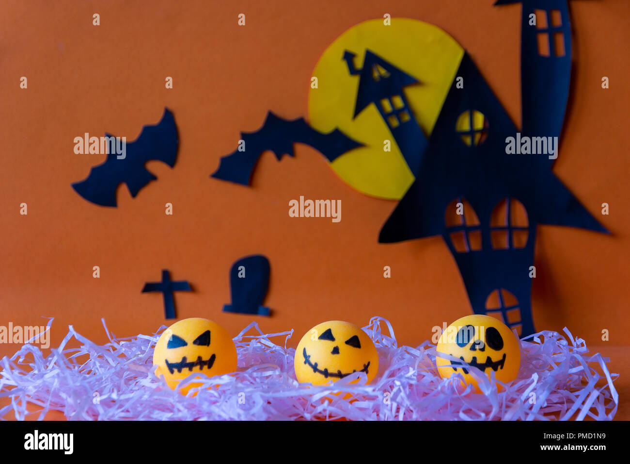 Happy Halloween avec Haunted House Castle et la lune et la citrouille et bat sur fond orange. Banque D'Images