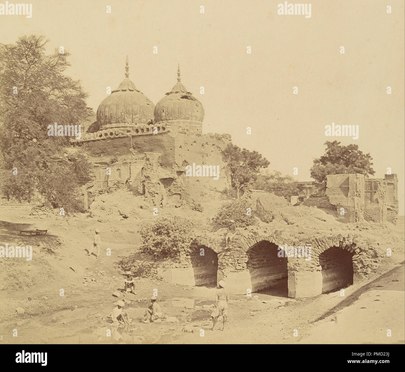 [Mosquée près de la batterie interne personnalisée]. Date/période : 1858. L'impression. Épreuve à l'argent. Hauteur : 259 mm (10.19 in) ; Largeur : 306 mm (12.04 in). Auteur : Felice Beato. Banque D'Images