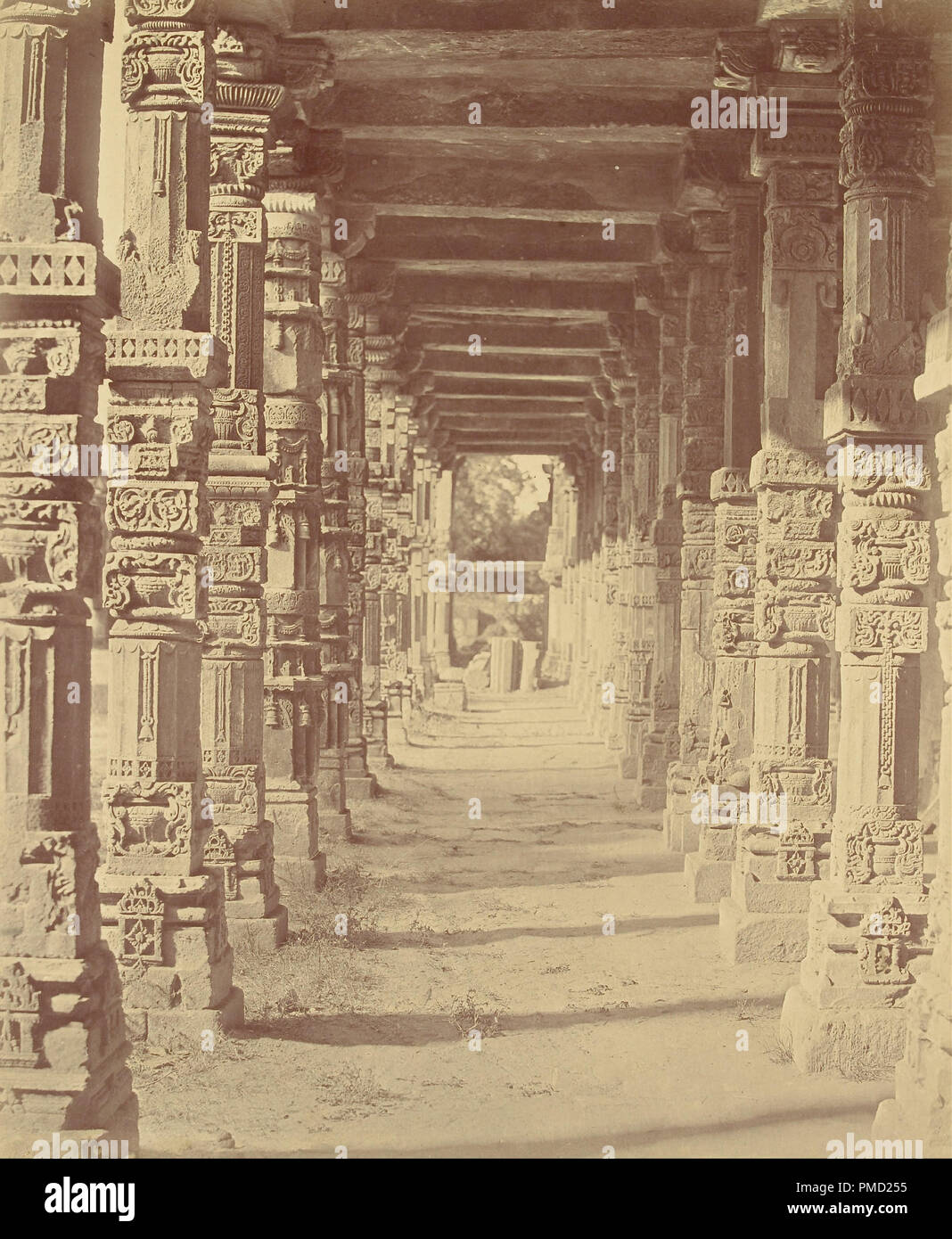 [L'intérieur du temple hindou dans Kootub]. Date/période : 1858. L'impression. Épreuve à l'argent. Hauteur : 306 mm (12.04 in) ; Largeur : 252 mm (9,92 in). Auteur : Felice Beato. Banque D'Images