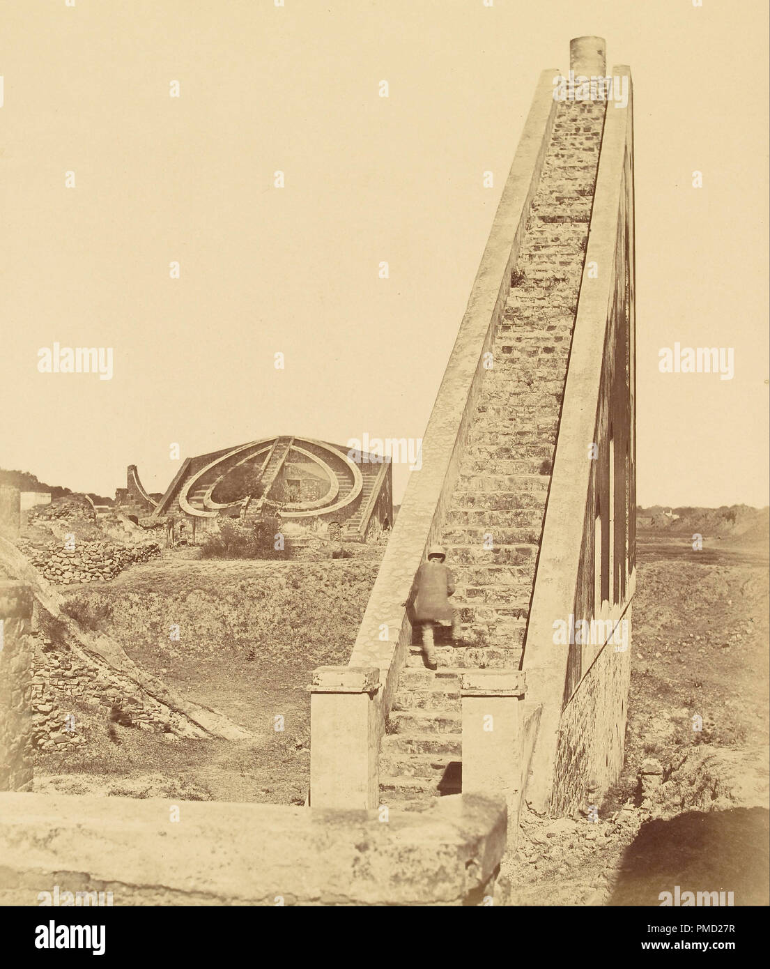 [Ancien observatoire près de Delhi]. Date/période : 1858. L'impression. Épreuve à l'argent. Hauteur : 306 mm (12.04 in) ; Largeur : 270 mm (10.62 in). Auteur : Felice Beato. Banque D'Images