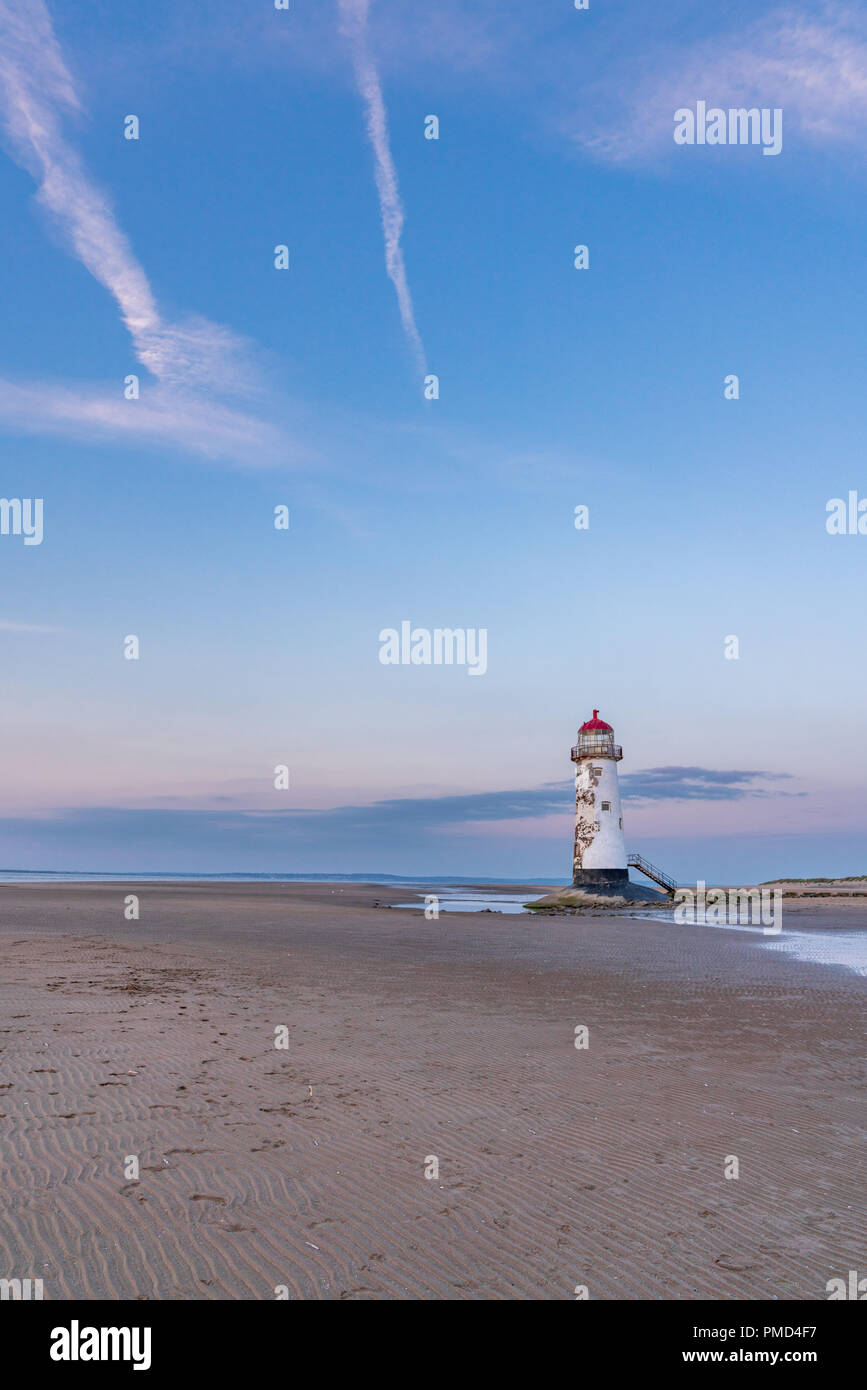 Les nuages du soir au point de phare de Talacre près d'Ayr, Flintshire, Pays de Galles, Royaume-Uni Banque D'Images