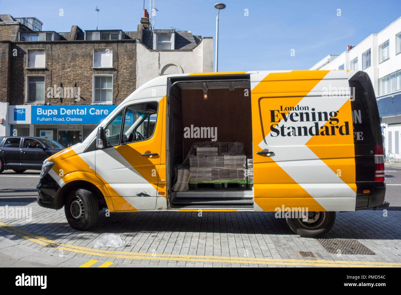 Evening Standard delivery van dans une rue de Londres, Royaume-Uni Banque D'Images