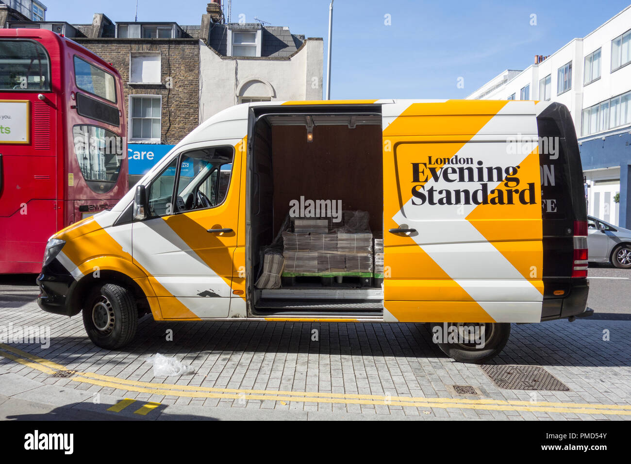 Evening Standard delivery van dans une rue de Londres, Royaume-Uni Banque D'Images