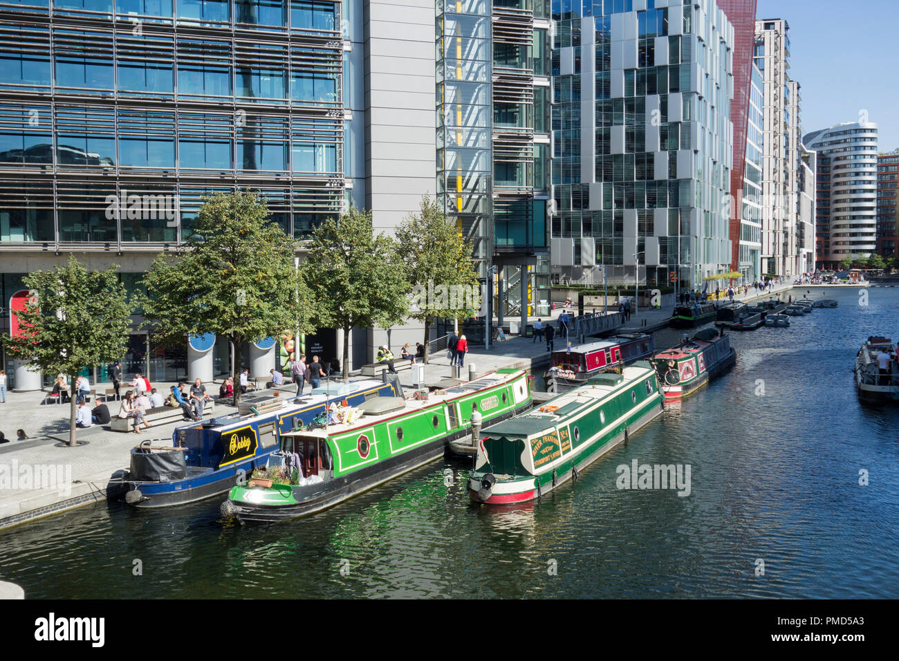 Bureaux et bateaux étroits sur le canal de Paddington Basin, Londres, Royaume-Uni Banque D'Images