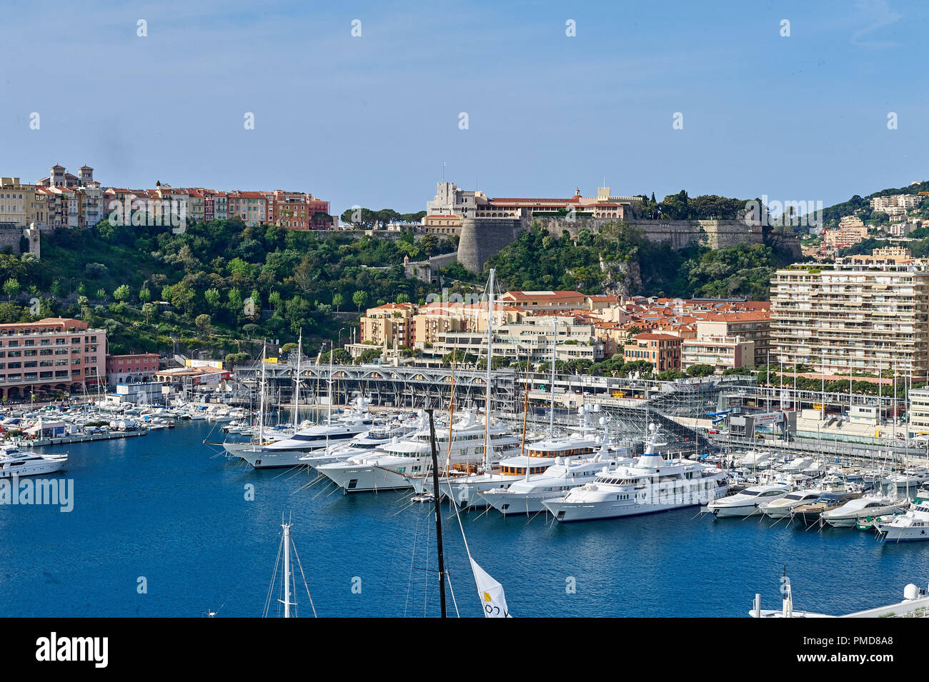 Monaco : yachts et bateaux à Port Hercule et le Rocher de Monaco à l'arrière-plan avec le Palais du Prince et Monaco Ville (Français "Monaco-Ville) Banque D'Images