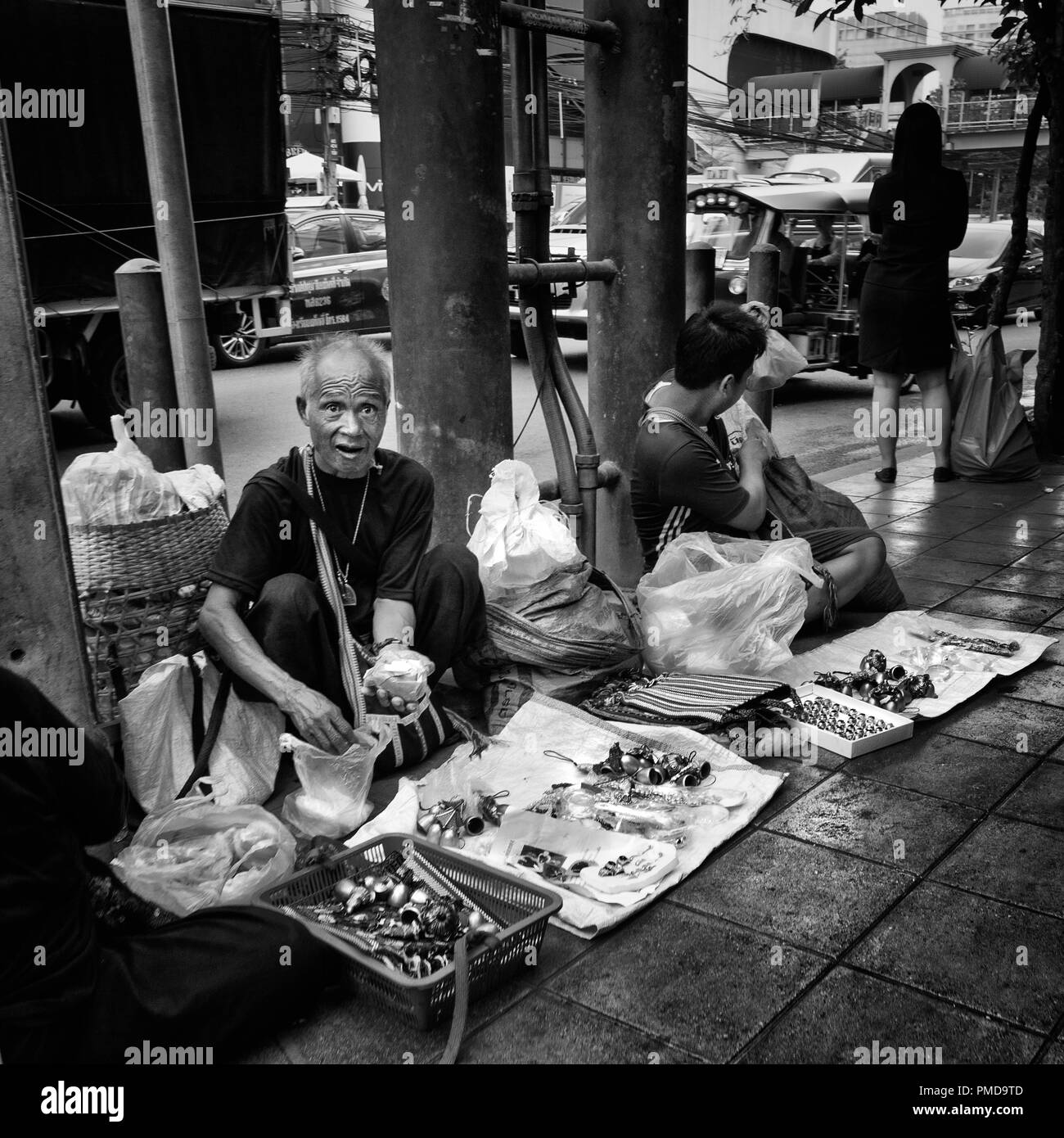Un ancien vendeur d'objets dans une rue dans le centre de Bangkok, Thaïlande Banque D'Images