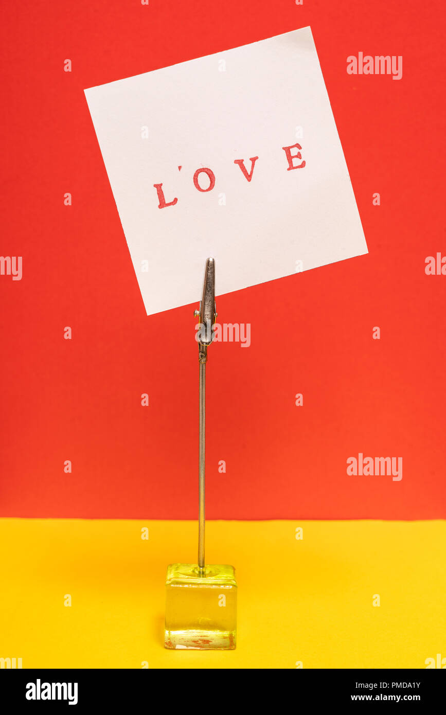 Le mot amour imprimé sur un rappel Banque D'Images