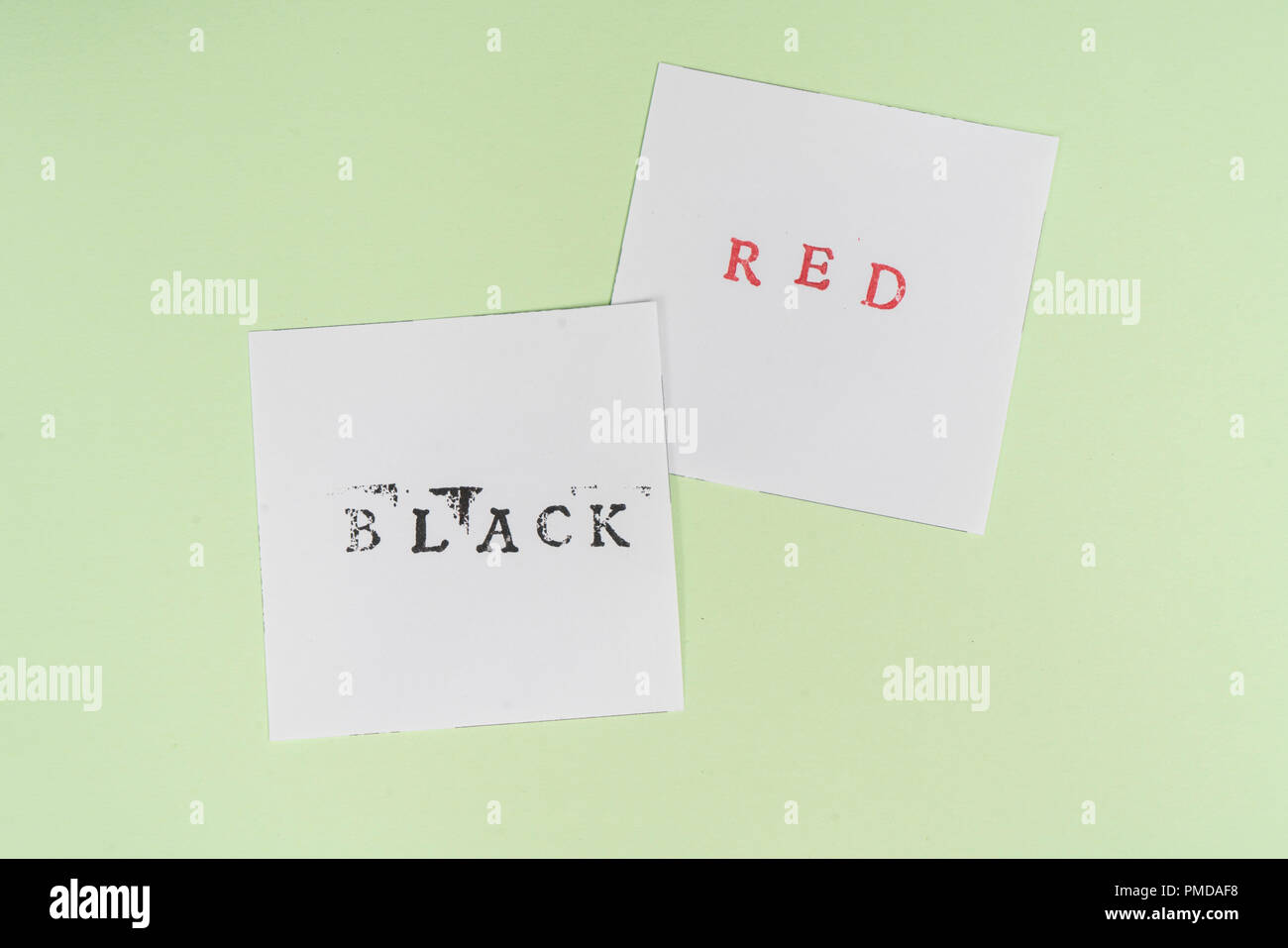Le contraste entre les mots rouge et noir imprimé sur deux feuilles de papier Banque D'Images