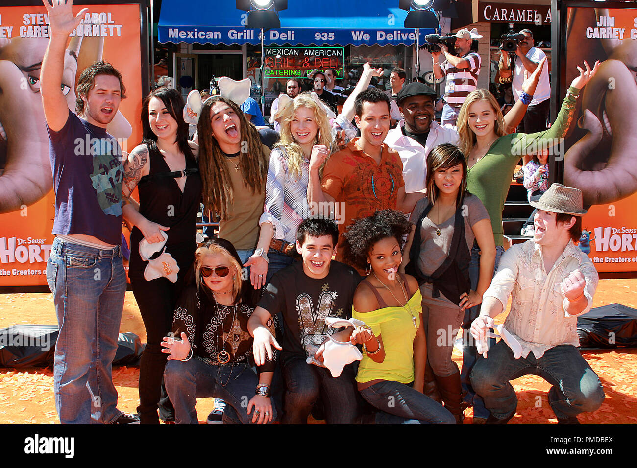 Horton Hears a Who ! Premiere Saison d'American Idol sept finalistes par ordre alphabétique sont : David Archuleta, Jason Castro, David Cook, Kristy Lee Cook, Chikezie Eze, David Hernandez, Michael Johns, Ramiele Malubay, Syesha Mercado, Amanda Overmyer, Carly Smithson, Brooke White 3-8-2008 / Mann's Village Théâtre / Westwood, CA / 20th Century Fox / Photo par Joseph Martinez référence #  23386 Fichier_0008PLX pour un usage éditorial uniquement - Tous droits réservés Banque D'Images