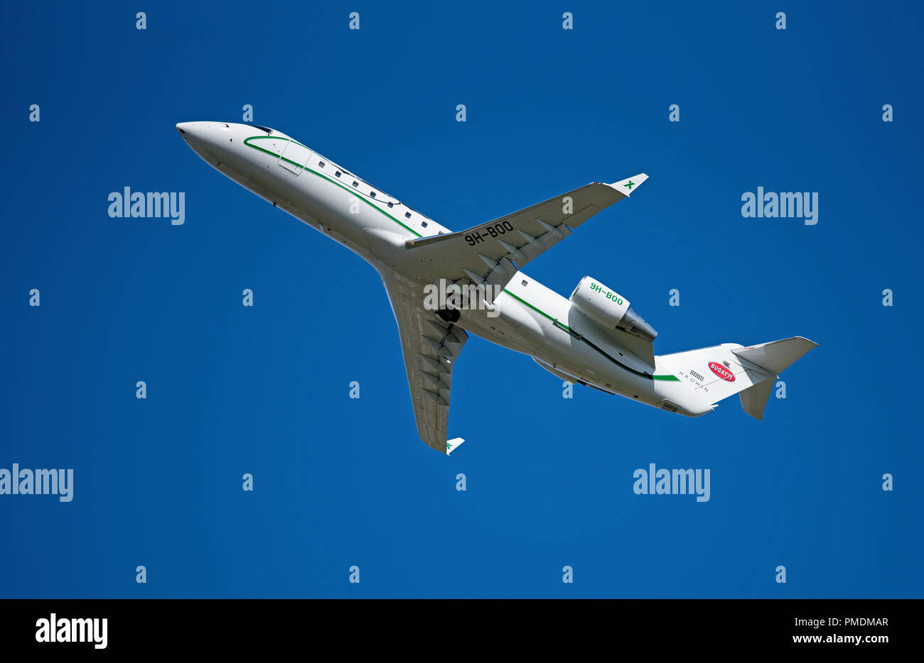 Un Bombardier Challenger 850 décolle de l'aéroport d'Inverness en Écosse au Royaume-Uni. Banque D'Images
