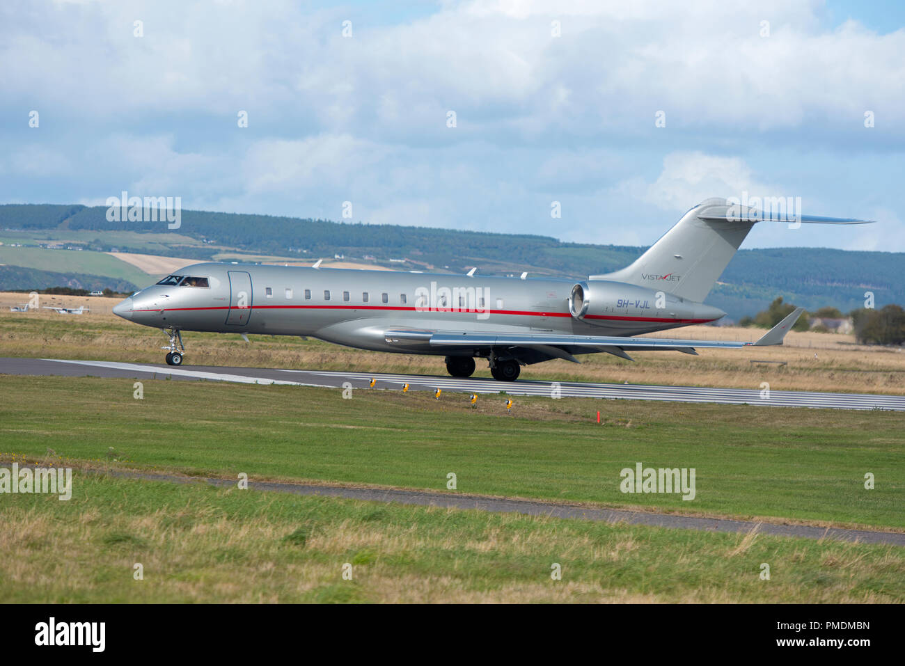 Un Bombardier Challenger 850 décolle de l'aéroport d'Inverness en Écosse au Royaume-Uni. Banque D'Images