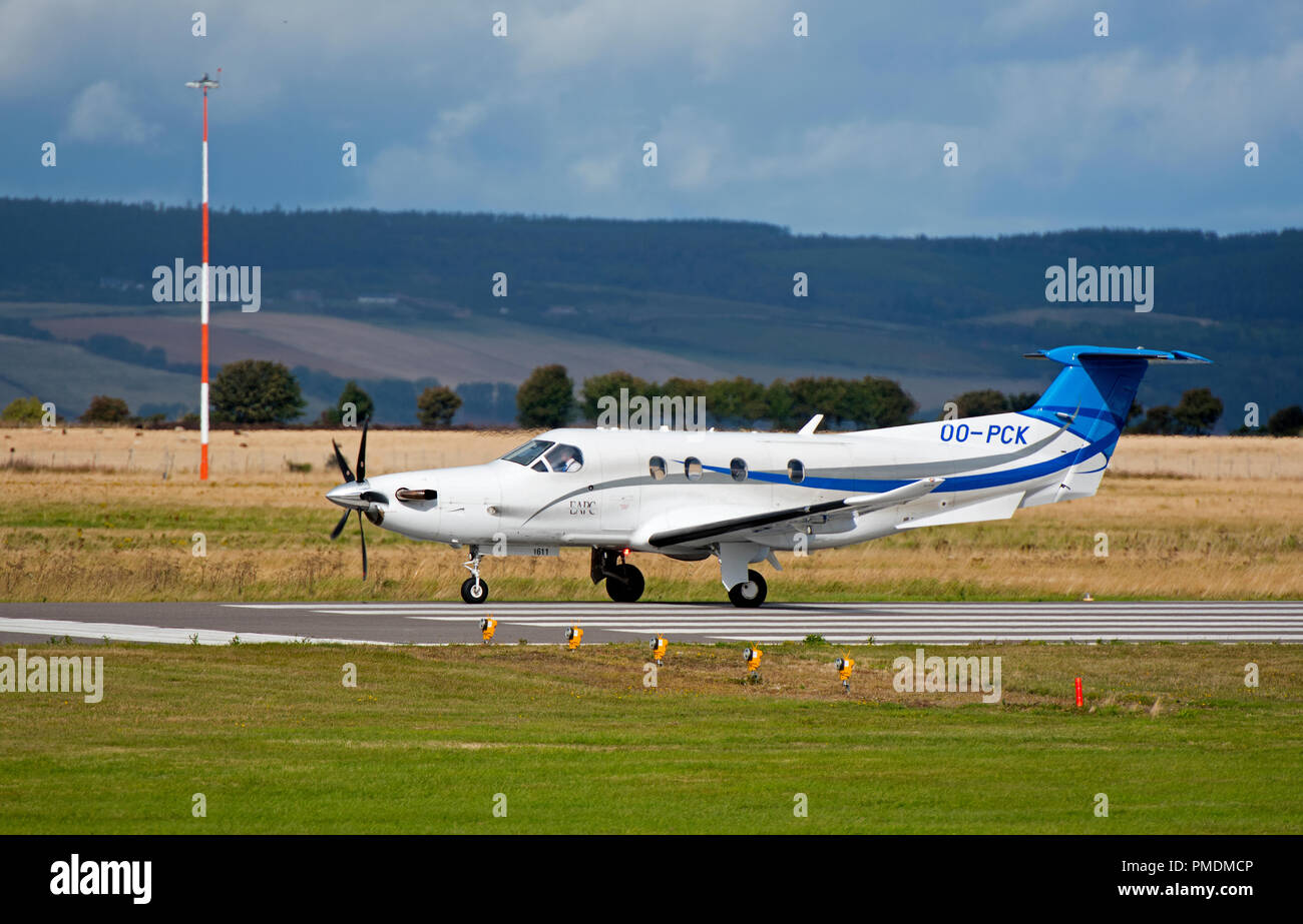 Un Pilatus PC12/47e turbo prop arrivant à Inverness Dalcross aéroport sur un court séjour avant de voler à Bruxelles. Banque D'Images