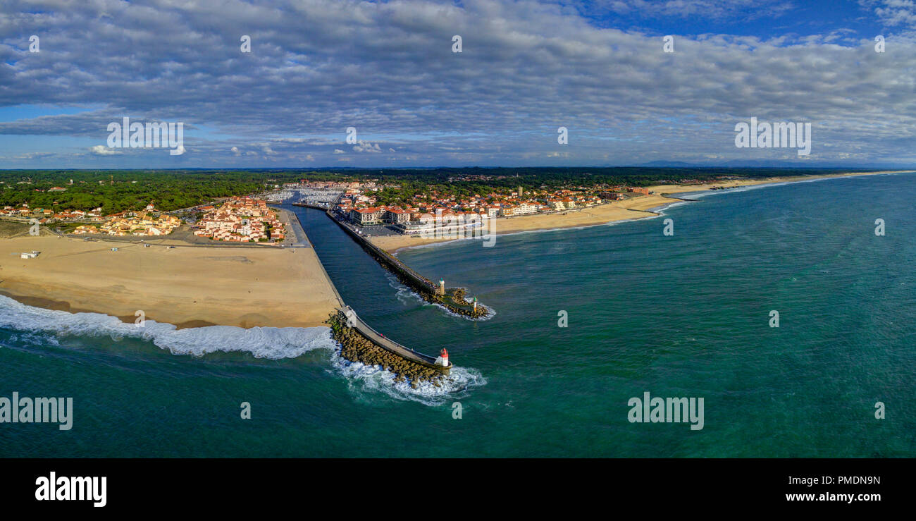 Capbreton (sud-ouest de la France) : Vue aérienne de la côte avec la plage, la digue à l'entrée du canal du Boucarot, l'embarcadère et Banque D'Images