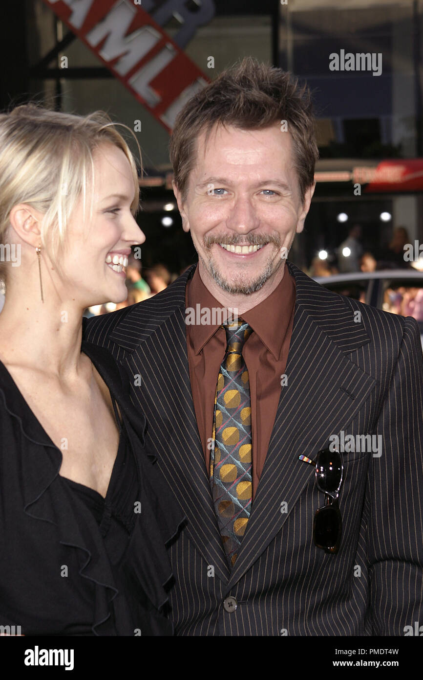 Batman Begins (création) Alisa Marshall et Gary Oldman 06-06-2005 / le Grauman's Chinese Theatre / Hollywood, CA Photo par Joseph Martinez / PictureLux 22377 Numéro de référence de dossier 0080-picturelux pour un usage éditorial uniquement - Tous droits réservés Banque D'Images