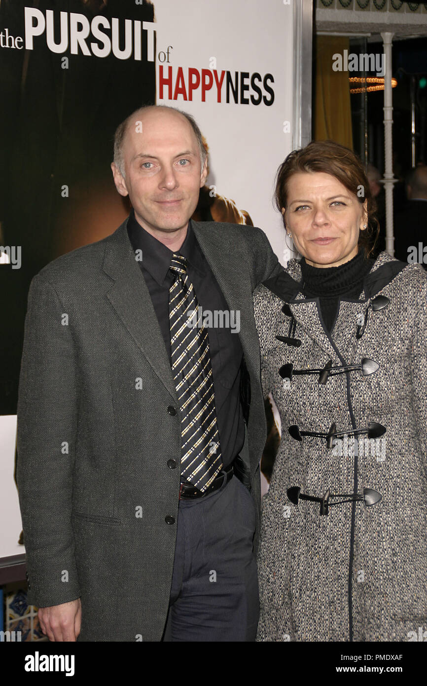 "Poursuite du bonheur" (Création) Dan Castellaneta, Deb Lacusta 12-7-2006 / Mann Village Theatre / Westwood, CA / Columbia Pictures / Photo par Joseph Martinez - Tous droits réservés référence #  22873 0063PLX pour un usage éditorial uniquement - Banque D'Images