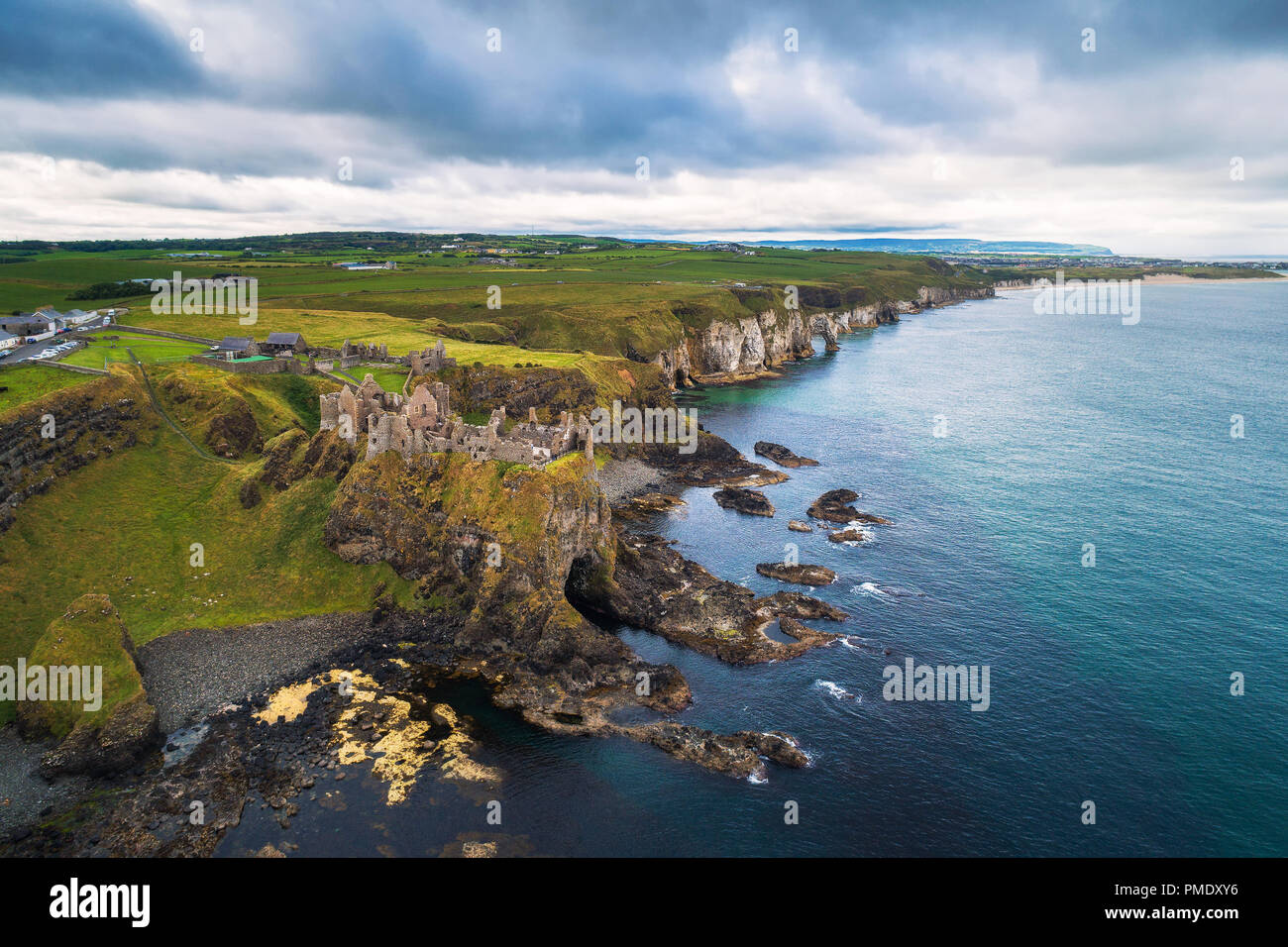 Vue aérienne de la cité médiévale et les ruines du château de Dunluce falaises environnantes en Irlande Banque D'Images