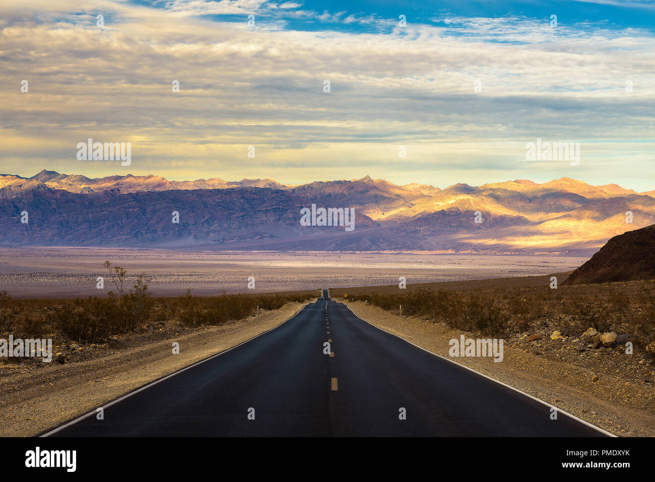 Vide longue route qui traverse Panamint Valley dans la région de Death Valley National Park, Californie Banque D'Images