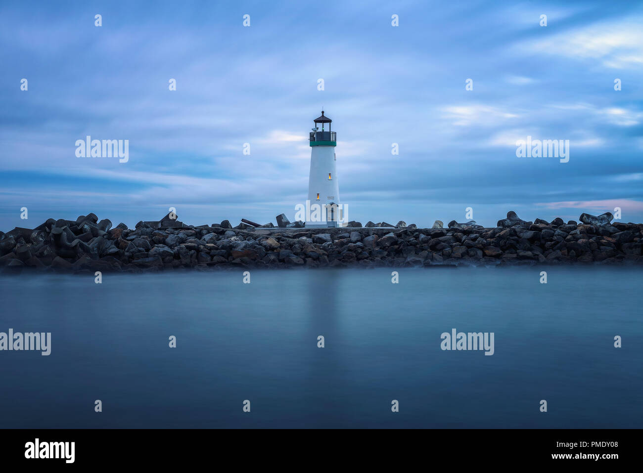 Lever du soleil au-dessus de Santa Cruz Breakwater Lighthouse, également connu sous le nom de phare Walton situé au port de Santa Cruz dans la baie de Monterey, Californie. Lon Banque D'Images