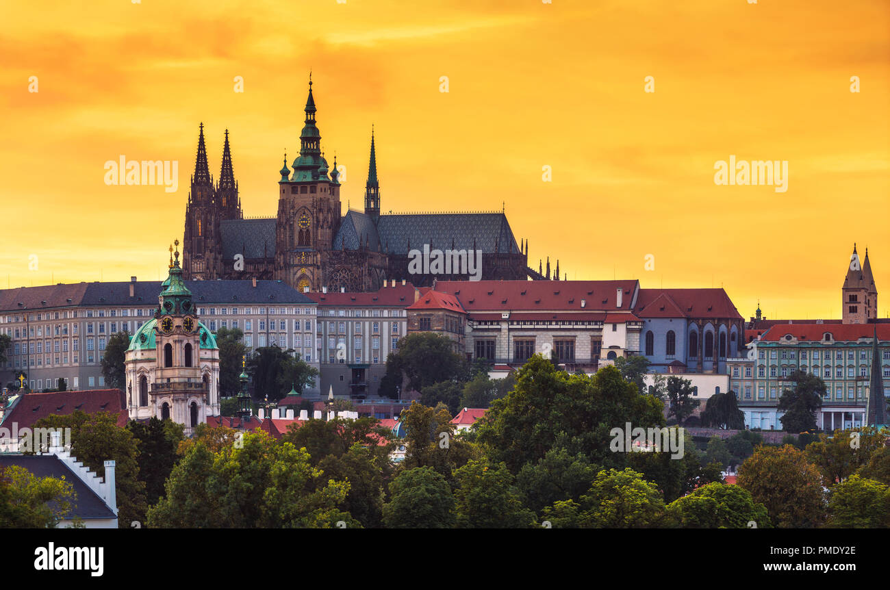 Le Château de Prague et la cathédrale Saint-Guy du pont Charles au coucher du soleil Banque D'Images