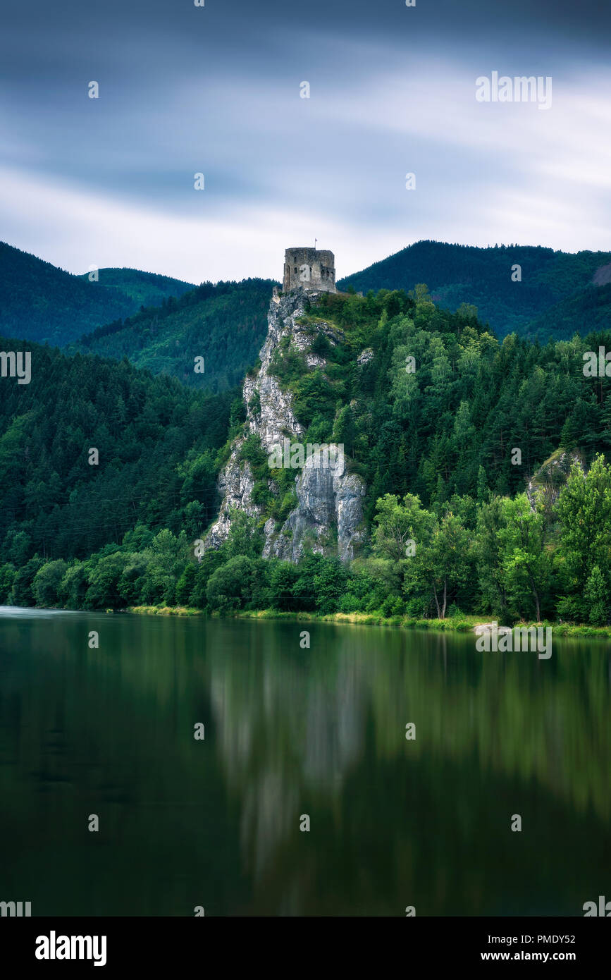 Ruines du château de Strecno et la rivière Vah en Slovaquie peu après la pluie. Longue exposition. Banque D'Images