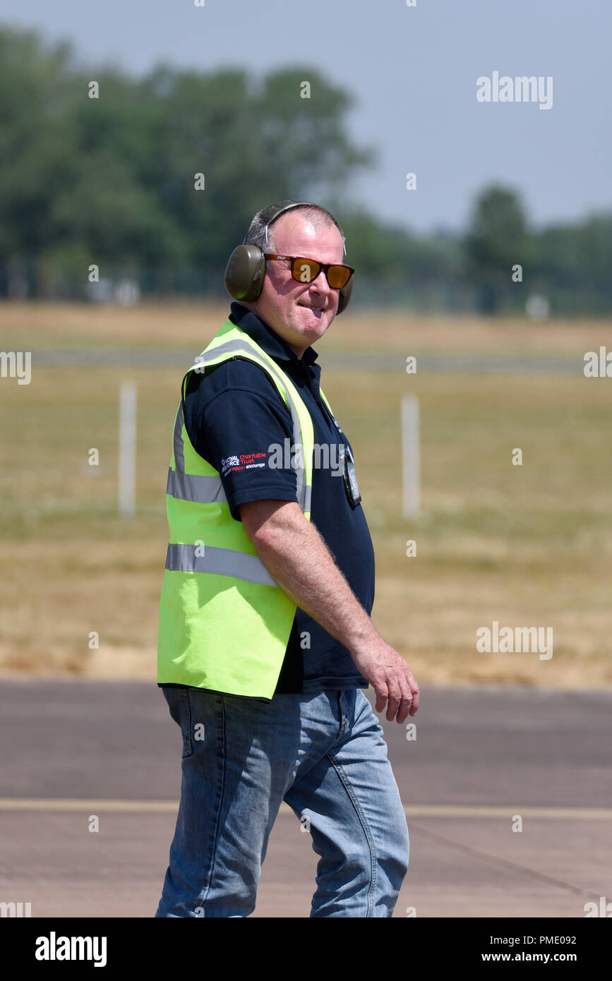 Tom Gibbons, chef de l'exploitation des aéronefs sur le Royal International Air Tattoo, RIAT, RAF Fairford meeting aérien. Afficher l'organisateur de l'air Banque D'Images