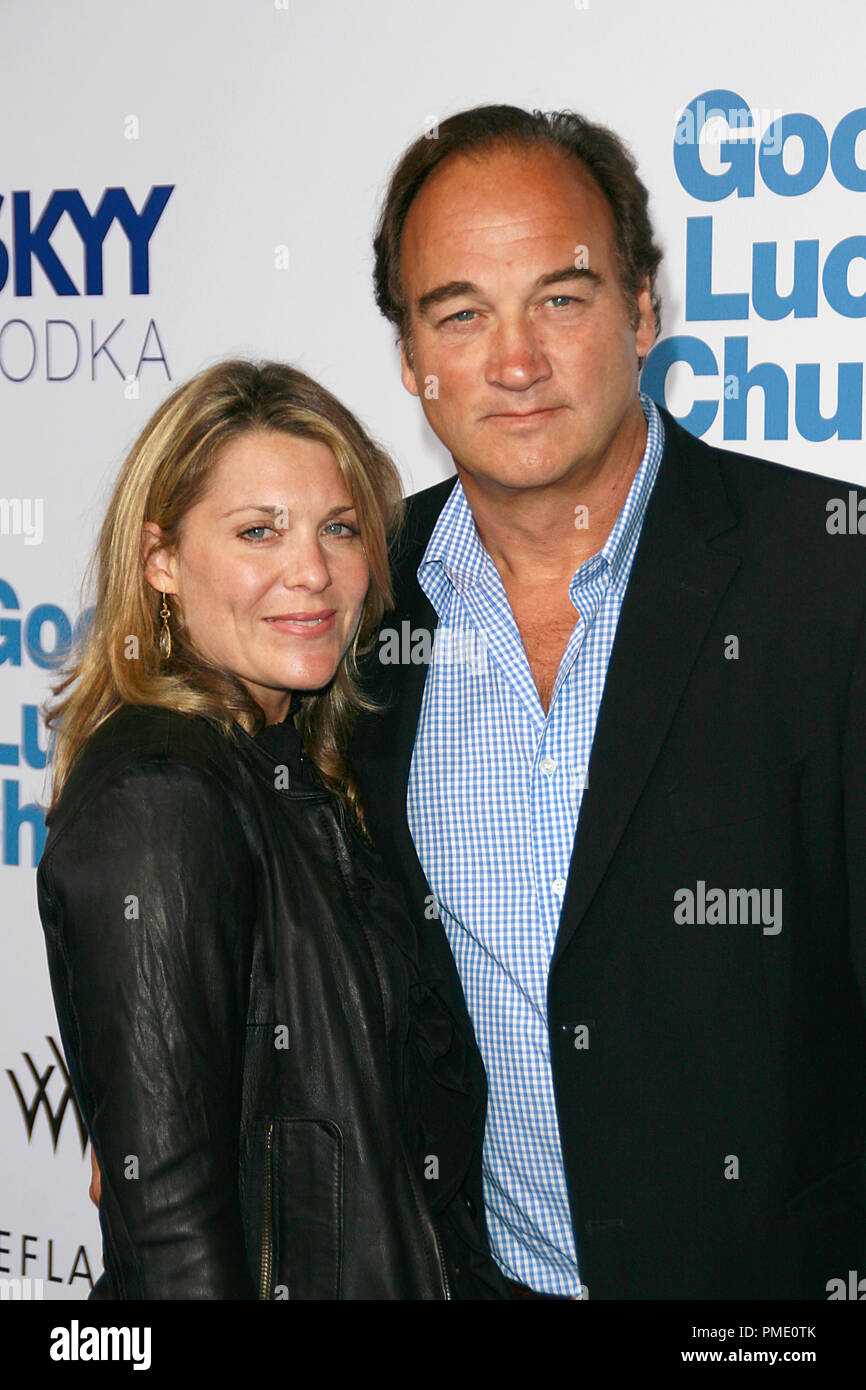 Bonne chance 'Chuck' (création) Jennifer Sloan, James Belushi 9-19-2007 / Mann Théâtre National / Los Angeles, CA / Lions Gate Films / Photo par Joseph Martinez référence #  23188 Fichier 0027PLX pour un usage éditorial uniquement - Tous droits réservés Banque D'Images