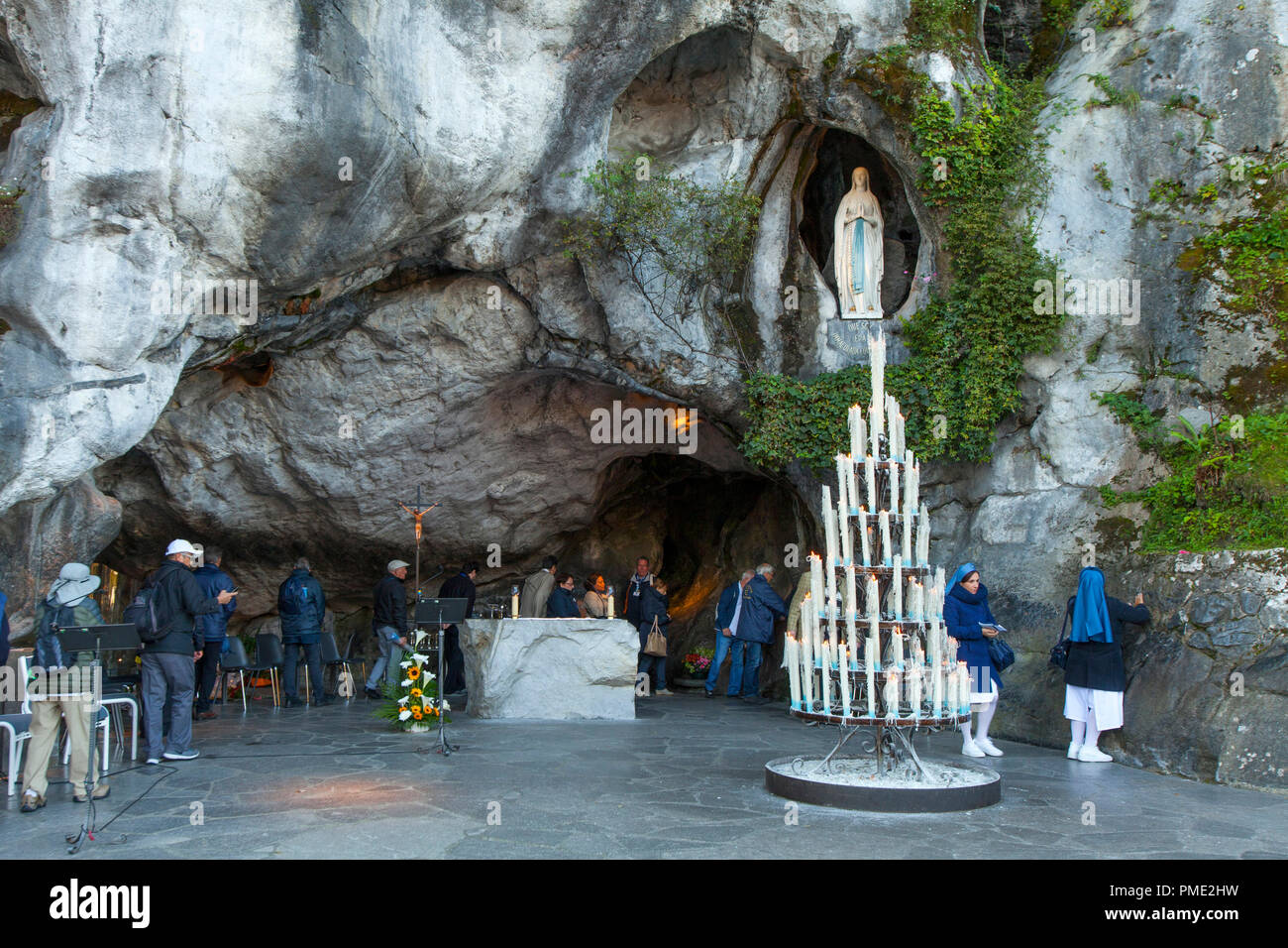 Lourdes (sud-ouest de la France) : grotte de Massabielle, Notre Dame de Lourdes sanctuaire. Fidèles priant devant la grotte (pas disponible pour postc Banque D'Images