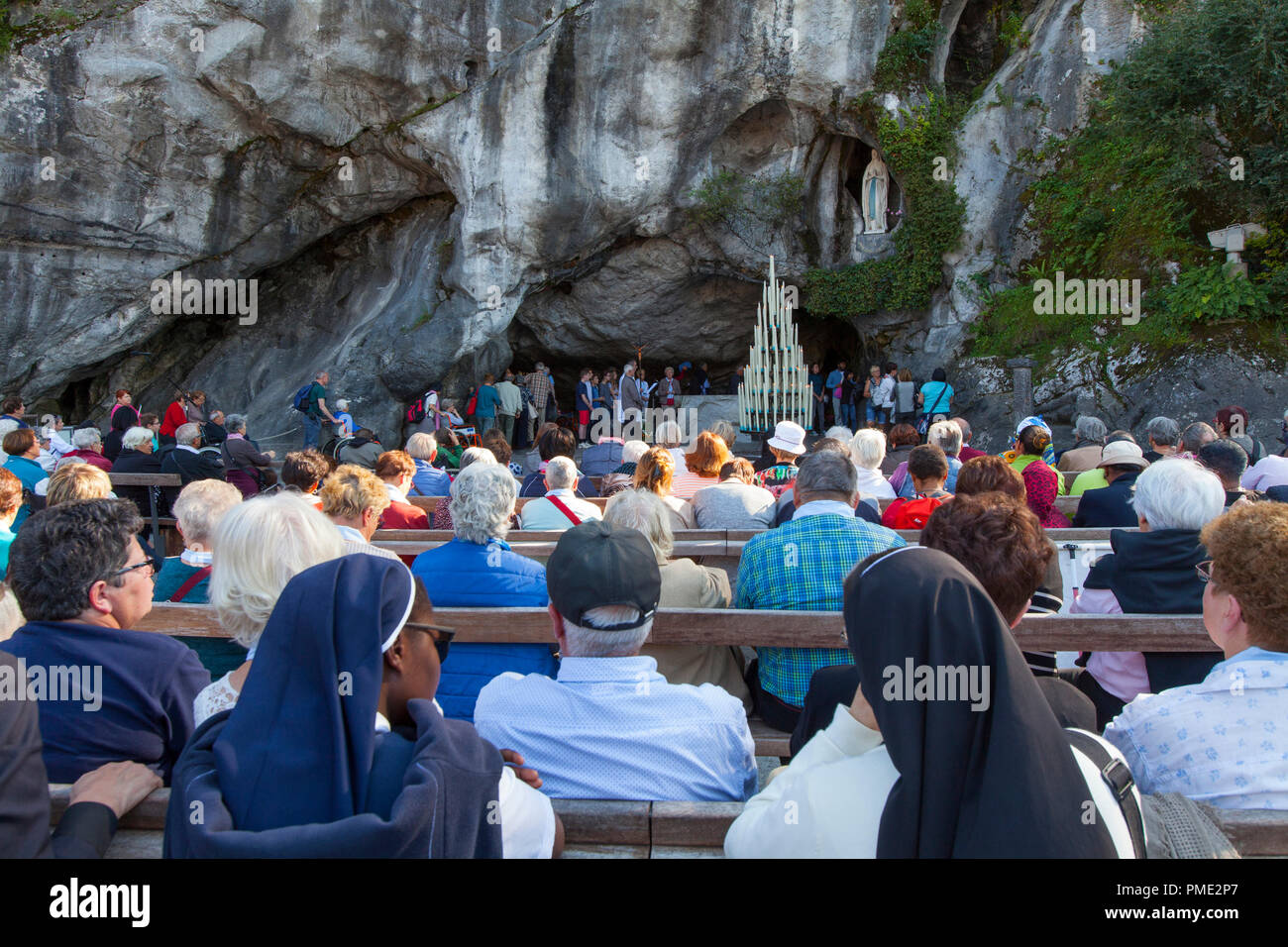 Lourdes (sud-ouest de la France) : grotte de Massabielle, Notre Dame de Lourdes sanctuaire. Fidèles priant devant la grotte (pas disponible pour postc Banque D'Images