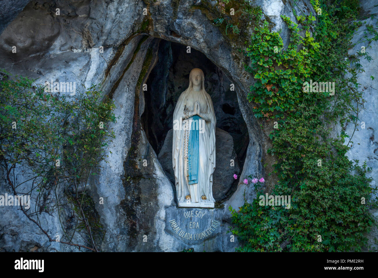 Lourdes Sud Ouest De La France Statue De La Vierge Marie Dans La Grotte De Massabielle Notre Dame De Lourdes Sanctuaire Pas Disponible Pour Editer Une Carte Postale Photo Stock Alamy