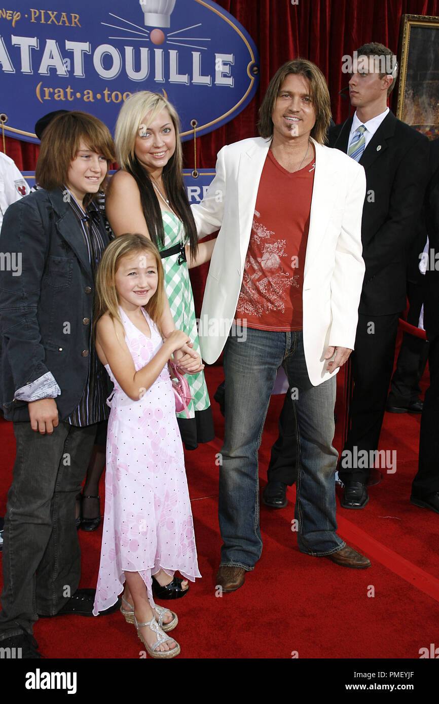 'Ratatouille' (création) Braison Cyrus, Noah Cyrus, Brandi Cyrus, Billy Ray Cyrus 6-22-2007 / le Kodak Theatre / Hollywood, CA / Walt Disney Pictures / © Joseph Martinez/Picturelux - Tous droits réservés référence #  23101 0037PLX pour un usage éditorial uniquement - Tous droits réservés Banque D'Images