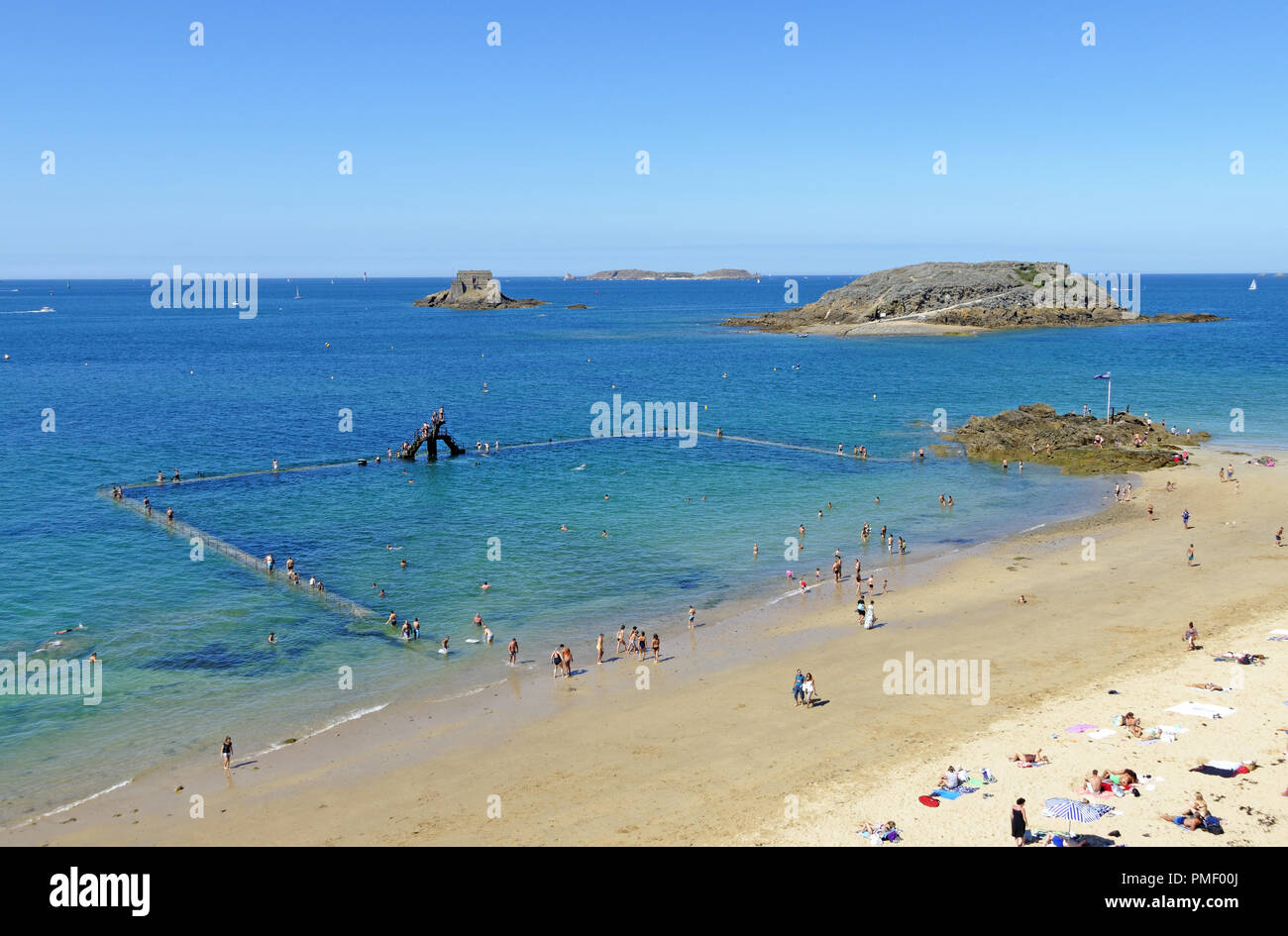 Plage Bon Secours avec une piscine d'eau de mer, island Grand Bé, fort Petit Bé, à Saint-Malo (Bretagne, France, Europe). Banque D'Images