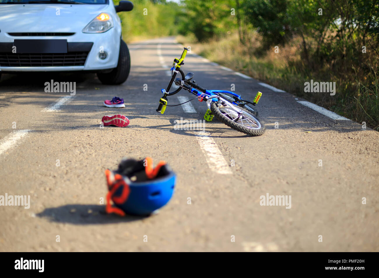 Accident Accident de voiture avec vélo sur route Banque D'Images