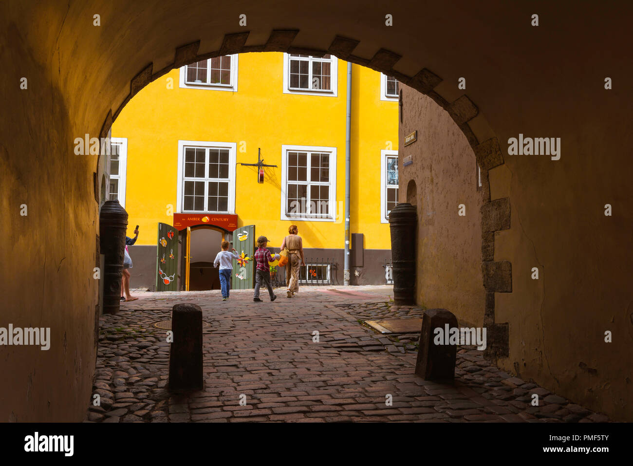 Swedish Gate Riga, vue à travers la porte de la Suédoise rangée de bâtiments colorés jaune connu sous le nom de Jacob's Barracks à Tornu Iela dans la ville médiévale de la vieille ville de Riga. Banque D'Images