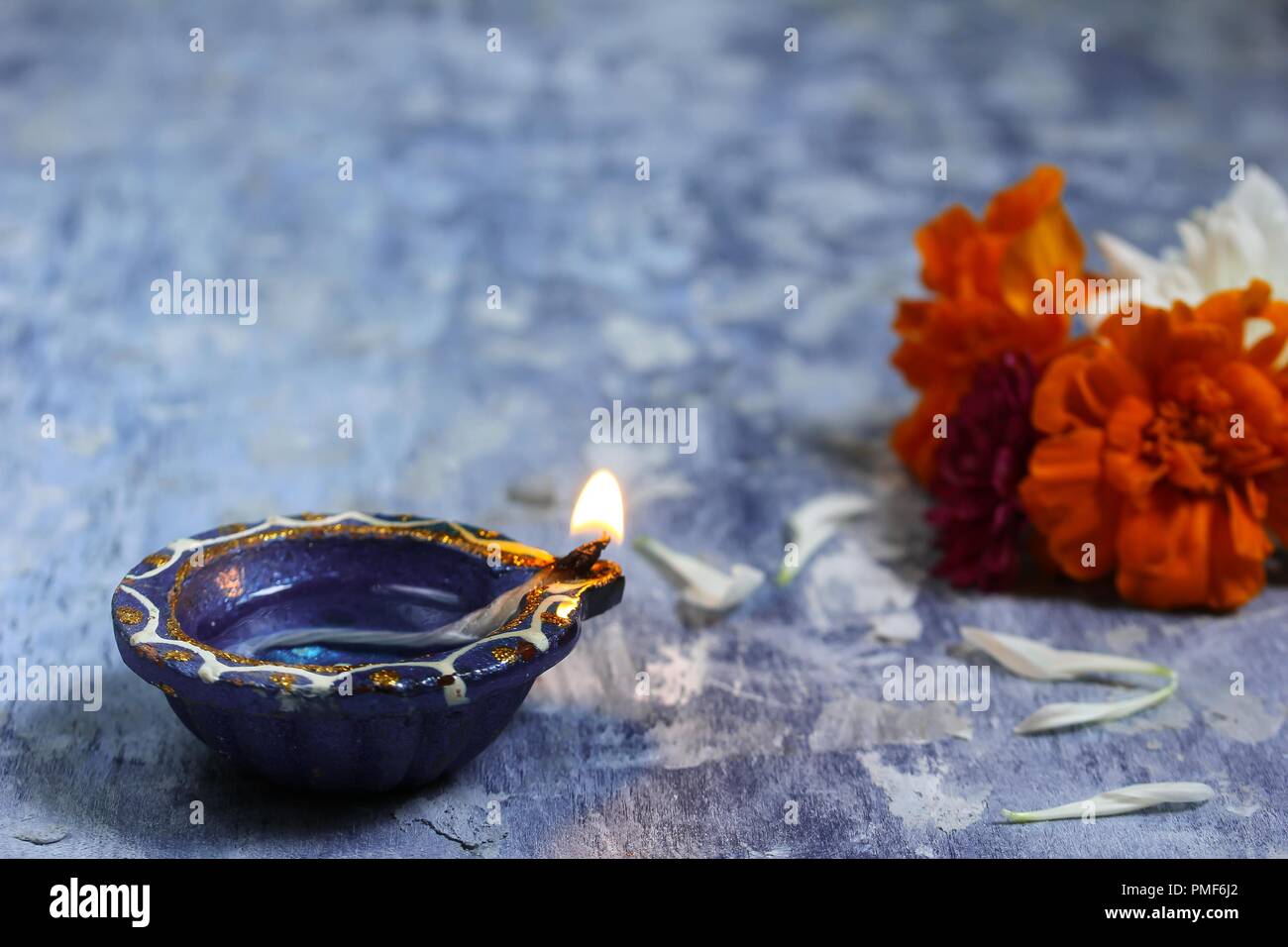 Happy Diwali - argile colorée Diya allumé pendant la Deepavali fête des lumières, selective focus Banque D'Images