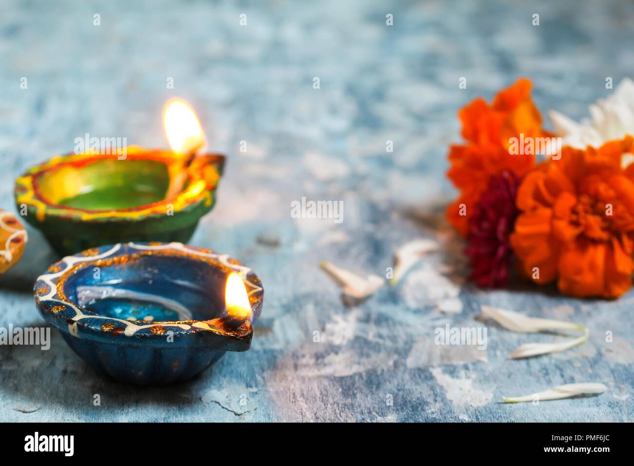 Happy Diwali - argile colorée Diya allumé pendant la Deepavali fête des lumières, selective focus Banque D'Images