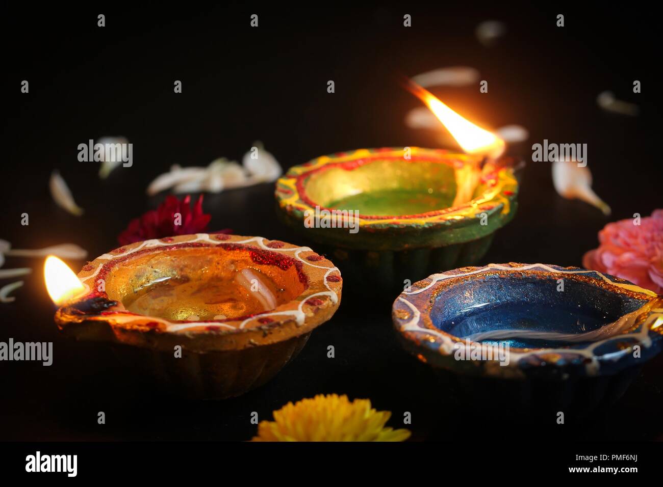 Happy Diwali - argile colorée Diya allumé pendant la Deepavali fête des lumières, selective focus Banque D'Images