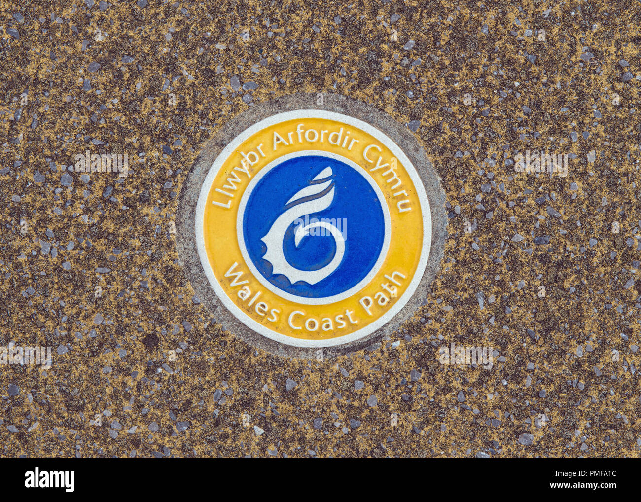 Chemin de la côte du Pays de Galles Cymru Waymarker Llwybr Arfordir Banque D'Images