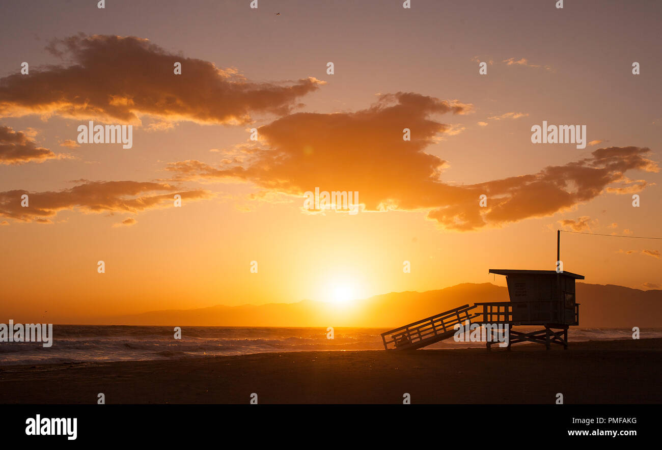 Station d'un sauveteur est découpé sur le coucher de soleil sur le sable de la plage de Venice, Los Angeles, Californie, USA. Banque D'Images