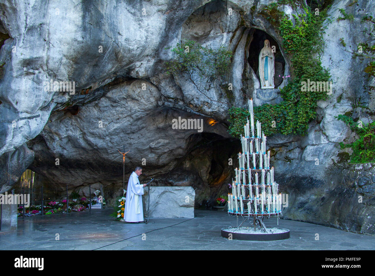 Lourdes (sud-ouest de la France) : grotte de Massabielle, Notre Dame de Lourdes sanctuaire. Fidèles priant devant la grotte (pas disponible pour postc Banque D'Images