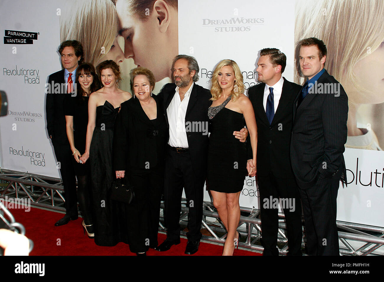 'Revolutionary Road' Premiere Michael Shannon, Zoe Kazan, Kathryn Hahn, Kathy Bates, Sam Mendes, Kate Winslet, Leonardo DiCaprio, David Harbour 12-15-2008 / Mann's Village Théâtre / Westwood, CA / Paramount Vantage / © Joseph Martinez/Picturelux - Tous droits réservés référence #  23666 0098PLX pour un usage éditorial uniquement - Tous droits réservés Banque D'Images