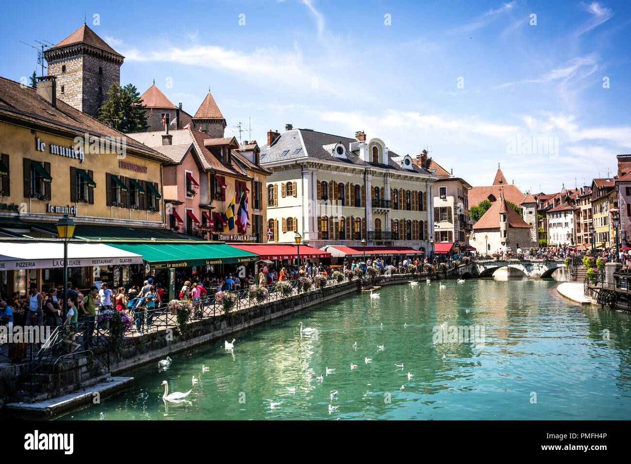 7 août 2018, Annecy France : Annecy cityscape avec vue sur la rivière Thiou pont et palais de l'isle dans bakcground Banque D'Images