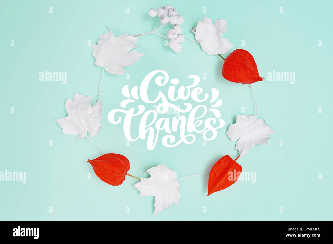 Châssis avec des feuilles blanches sur fond bleu maquette mise à plat pour votre art, photo ou lettrage main composition d'automne avec texte rendre grâce, vue du dessus Banque D'Images