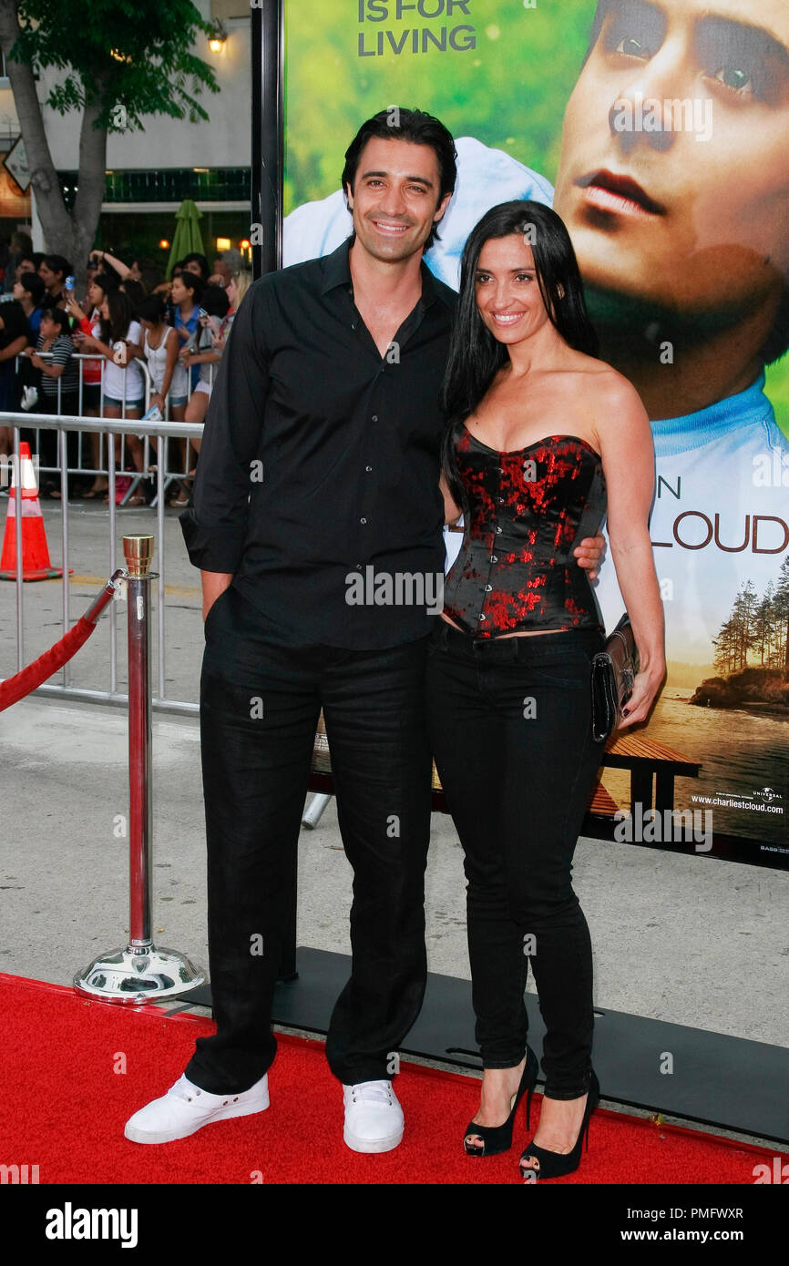 Gilles Marini et épouse Carole lors de la première de Universal Pictures' 'Charlie St. Cloud'. Tenue des arrivées au Regency Village Theatre de Westwood, CA, le 20 juillet 2010. Photo par Joseph Martinez / PictureLux 30345 Numéro de référence de dossier 048PLX pour un usage éditorial uniquement - Tous droits réservés Banque D'Images