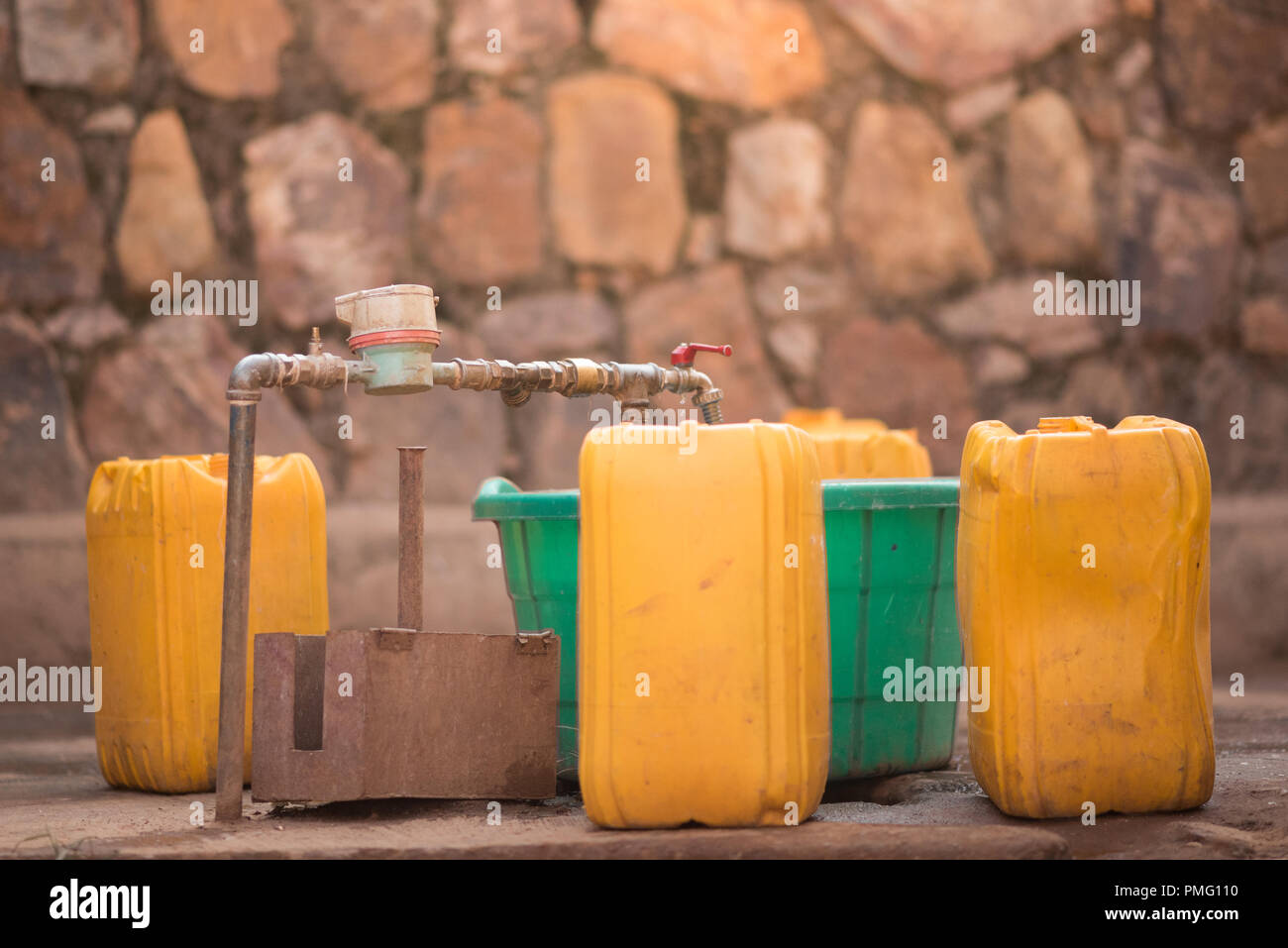 Les bidons et seaux à côté d'un robinet pour récupérer l'eau dans Nyamirambo, une partie semi-rurale de Kigali, Rwanda Banque D'Images
