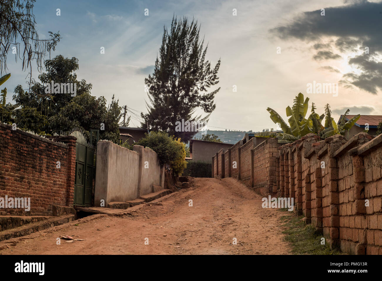 Vue sur un chemin de terre entre les maisons à Nyamirambo, une banlieue de Kigali, Rwanda Banque D'Images