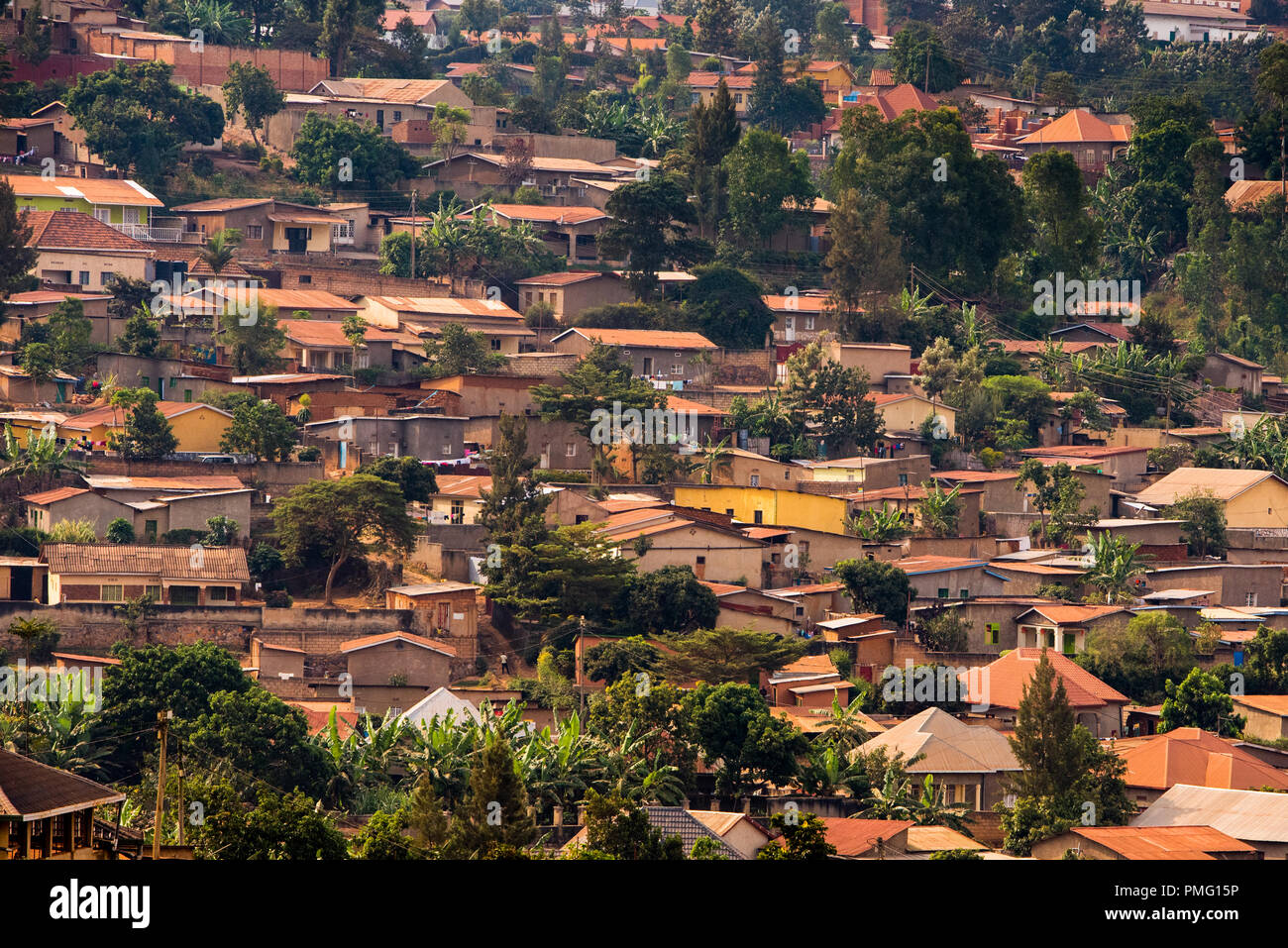 Point de vue des petites maisons serrées, sur une colline à Nyamirambo, une zone semi-rurale banlieue de Kigali, Rwanda Banque D'Images