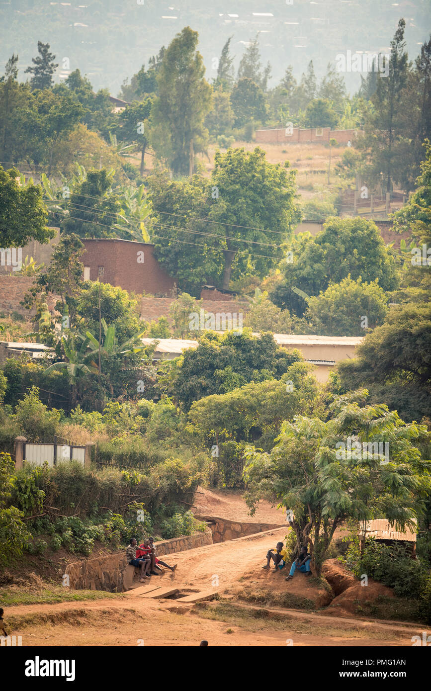 Vue sur les arbres et les chemins de terre bakclit sur une colline à Nyamirambo, une zone semi-rurale, banlieue de Kigali, Rwanda Banque D'Images