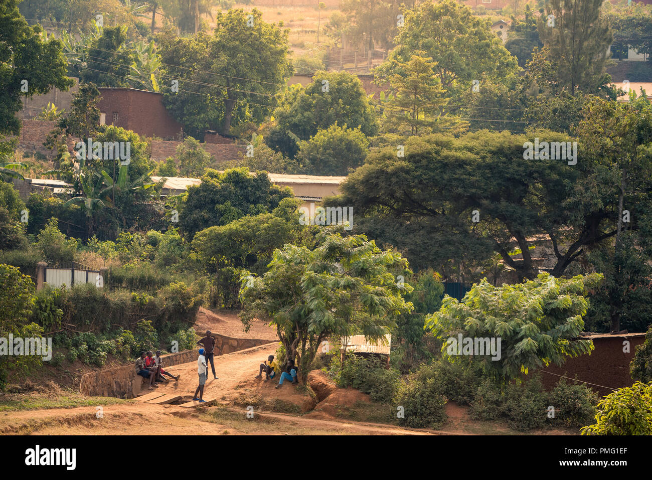 Vue sur les arbres et les chemins de terre bakclit sur une colline à Nyamirambo, une zone semi-rurale, banlieue de Kigali, Rwanda Banque D'Images