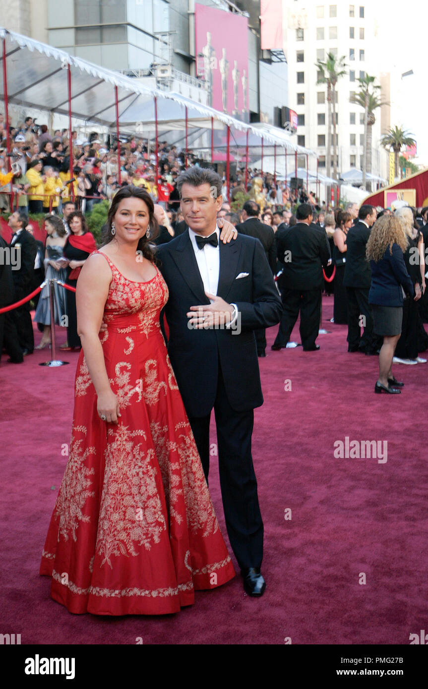 L'Academy of Motion Picture Arts and Sciences Sociales présente Oscar Pierce Brosnan présentateur pose avec sa femme Keely Shaye Smith avant la 77e Academy Awards annuels au Kodak Theatre à Hollywood, CA le Dimanche, Février 27, 2005. Référence de fichier #  29997 126 pour un usage éditorial uniquement - Tous droits réservés Banque D'Images