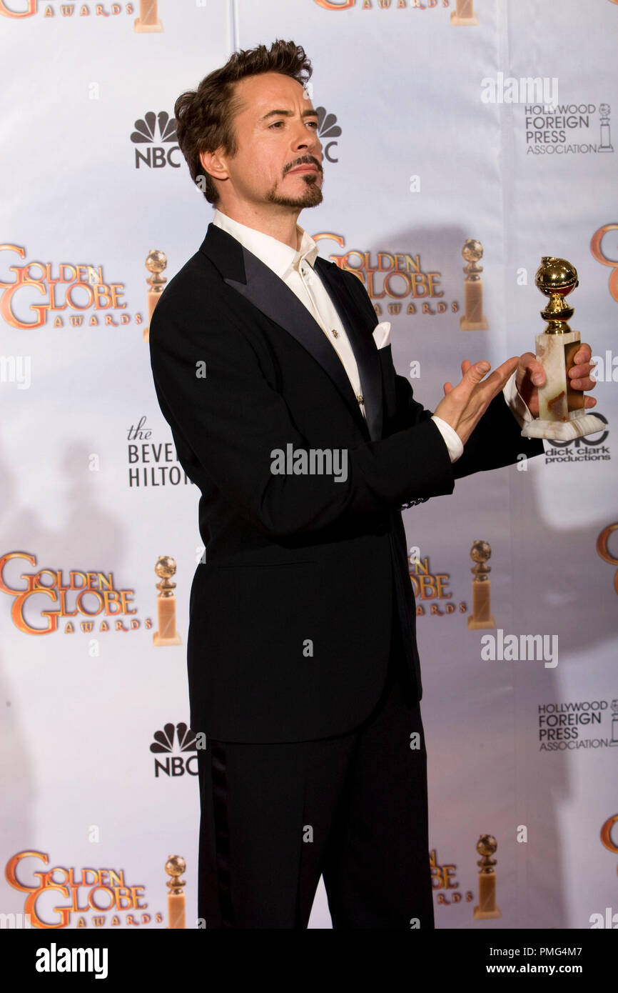 Après avoir remporté la catégorie MEILLEURE PERFORMANCE PAR UN ACTEUR DANS UN FILM musical ou de comédie, pour son travail dans Sherlock Holmes, l'acteur Robert Downey Jr. pose des coulisses de la salle de presse avec son Golden Globe Award lors de la 67e assemblée annuelle Golden Globe Awards au Beverly Hilton à Beverly Hills, CA Dimanche, 17 janvier 2010. Banque D'Images